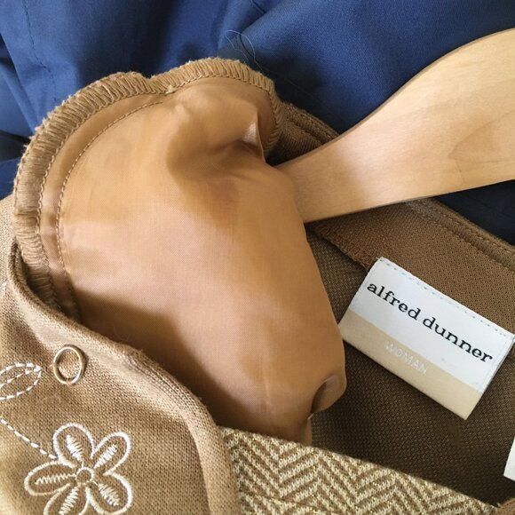 Vintage Alfred Dunner Doe Coloured Embroidered Sweater With Shoulder Pads - Picture 9 of 16